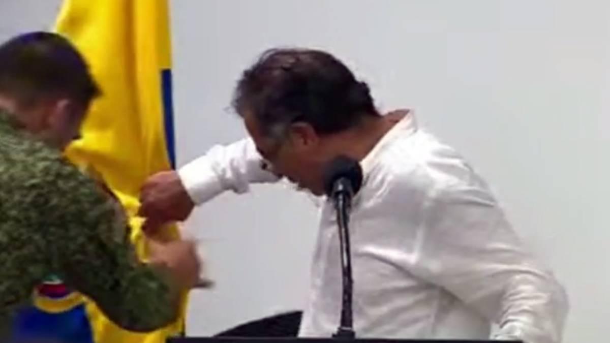 NoticiasRCN's tweet photo. Así fue el desmayo de uno de los escoltas del presidente Gustavo Petro en pleno discurso. Vea el video ► https://t.co/I2bEt60I9D https://t.co/YEe3VZQo2Y