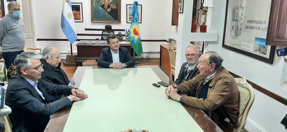 radiovall's tweet photo. El municipio recibió a los ex intendentes Julio Rossi,  Aldo Nascimbene,  Luis Ghione,  Carlos Puglelli. Éstos fueron reconocidos por el actual mandatario Miguel Gesualdi. Todos elegidos jefes comunales en periodo democrático. https://t.co/NQXU3ft2pF