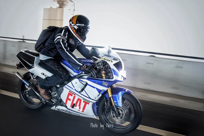 #バイクの日今年のバイクの日は最高に爽やかな晴れ間ですが、現在カーテン閉め切った部屋で原稿に追われてます。バイク乗りたい。 