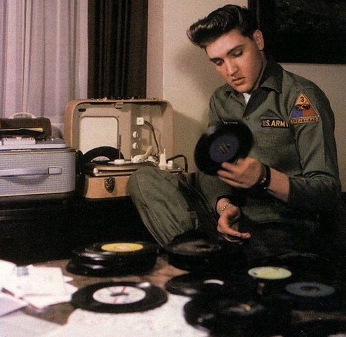 crockpics's tweet photo. Elvis Presley https://t.co/0vS1xjU5RN