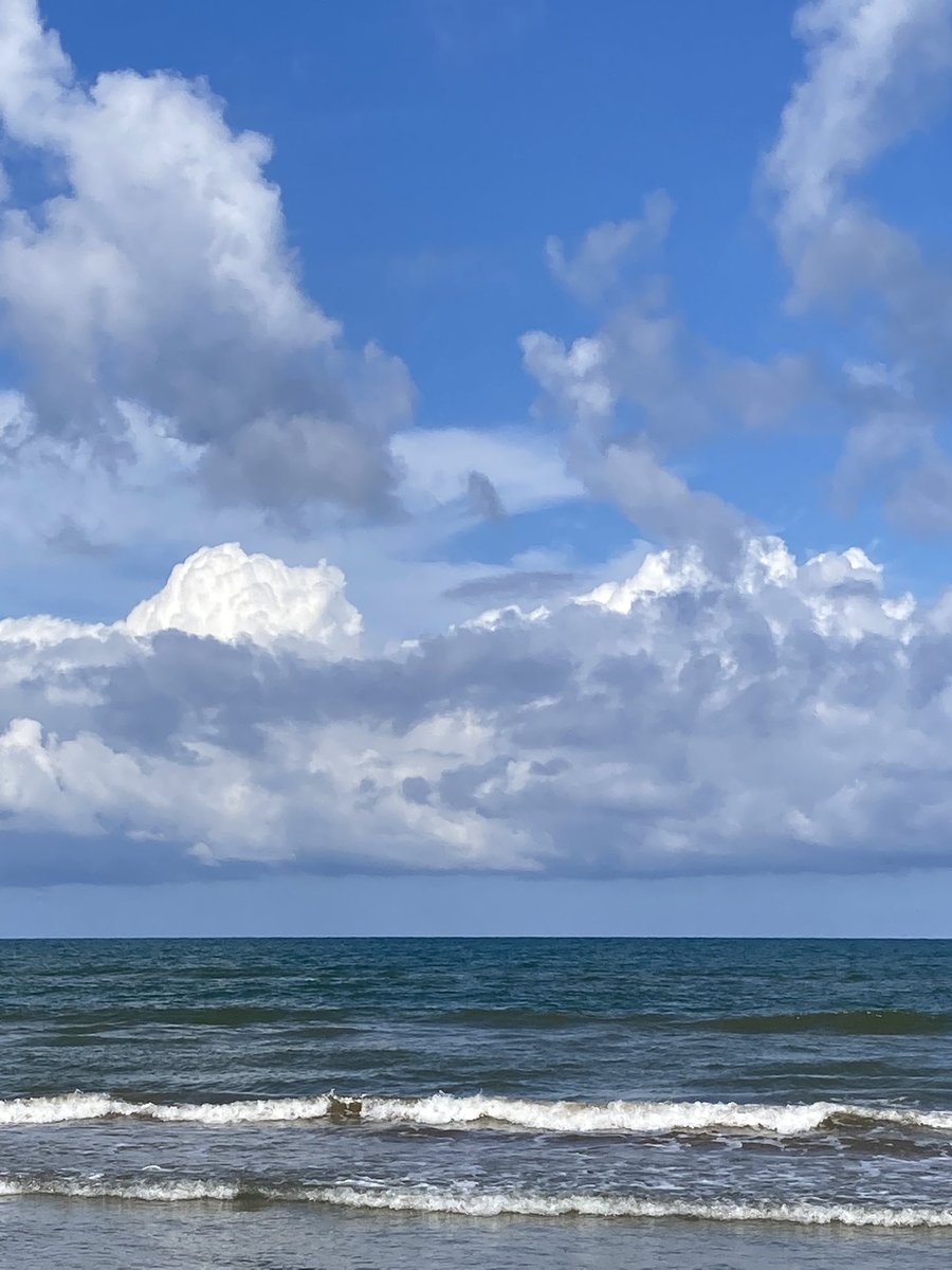 おはようございます😄今日の千里浜は朝から快晴😊9時半から千里浜なぎさドライブウエイ全面走行OKになってます😄❗️❗️青空澄み切って綺麗だけど。まだ秋じゃないよ（＾ω＾）