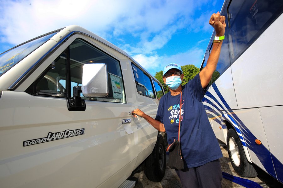 ¡Na Guará! Entregué 139 Jeeps y 29 buses, nuevos de paquete que garantizarán el transporte en la Gran Caracas, para la comodidad y la tranquilidad de las comunidades y de todo nuestro pueblo. Y así seguiremos avanzando Venezuela.