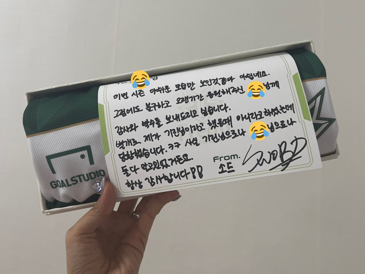 Chovy_J1hu1V's tweet photo. 브리온 직관 올출 상품..
편지엔 사연이 있다..

첫 팬미팅 때 시간에 쫓겨 허둥지둥 선수님이 알아서 사인을 해주셨었는데 기린으로 해줌..
그래서 아니라고 나 맨날 본명으로 사인 받았었다고 투닥투닥했었는데 나중에 생각해보니 18년 섬머때 내 별명 기린으로 받았던 적이 있음..😭😭😭 #Sw0rd https://t.co/Ufn5Szcz1U