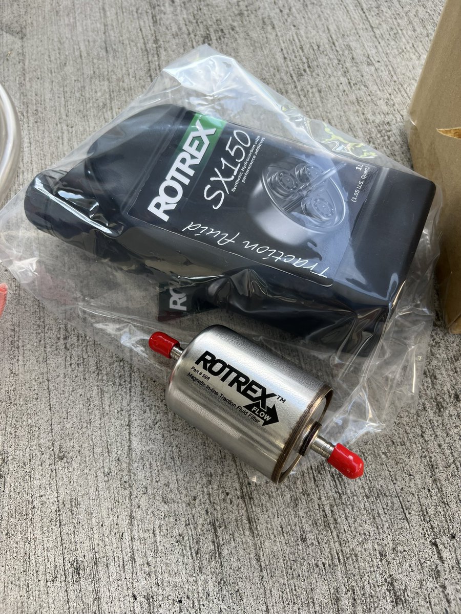kazuPC9's tweet photo. スーチャーのオイル交換した😌
1リットル2万円のオイル😭
#rotrex
#オイル交換
#スーパーチャージャー
#スーチャー
#ステップワゴン
#RG1
#K20A
#HONDA https://t.co/PAr9Mt8Yng