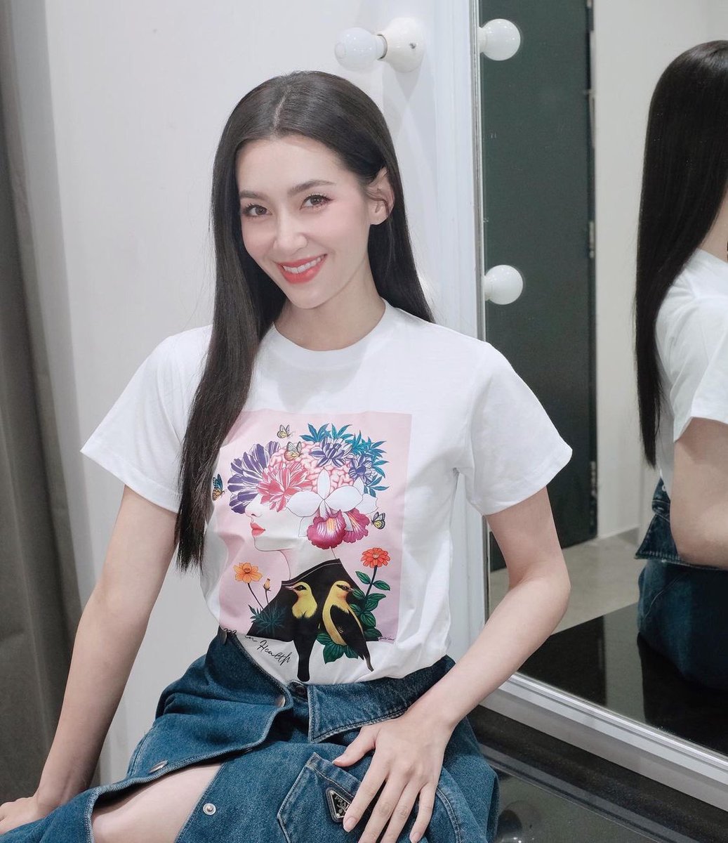 Bella_pantip's tweet photo. ร่วมเป็นส่วนหนึ่งในกิจกรรม #MusicforBrainHealth ห่างไกลจากโรคหลอดเลือดสมอง 🧠 ด้วยการอุดหนุนเป็นเจ้าของเสื้อ Charity T-Shirt รายได้จากการจำหน่าย มอบให้กับ กองทุนดนตรี กีฬา และศิลปะ เพื่อสุขภาพสมองของคนไทย ในศิริราชมูลนิธิ 🏥
Cr. bellacampen
#เบลล่าราณี #bellacampen https://t.co/TeJnW1oya8