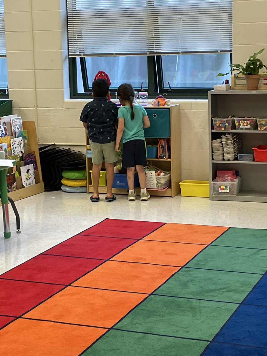 GrahamRoadES's tweet photo. Today was filled with joy and excitement from our students, families, and staff. We had our Welcome Walk this afternoon and finished our evening with Open House. #GrahamRoad #GrahamFam #Empower #FCPS https://t.co/YfqYq2eMpO