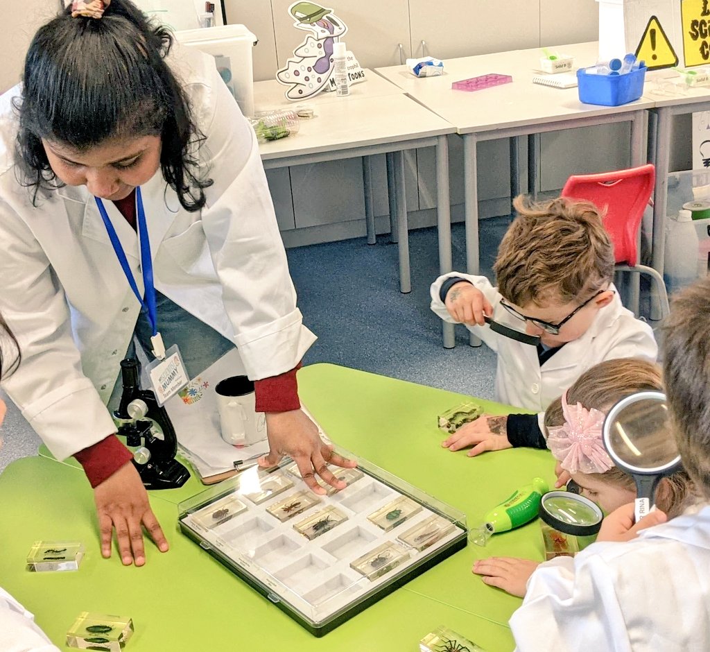 4 yr old little #Scientists are too cute! Walking in they huddled & whispered, 'I am scared of science'. End of #workshop they bounced 'science is fun!'🎊 They didn't want to go😆

#NationalScienceWeek #sciencebook #rinafu #earlychildhood #scicomm #DrRina #STEM #STEAM #kidscience