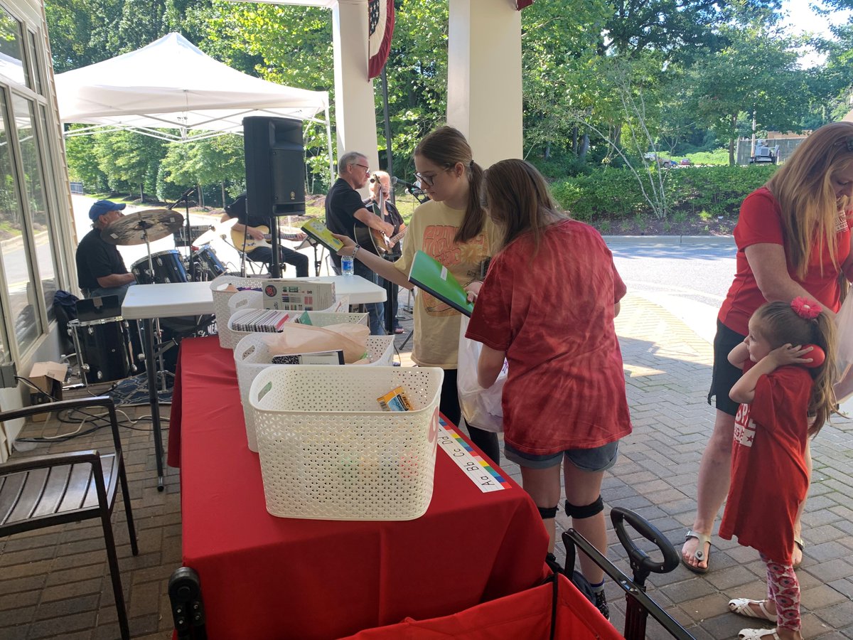 SharonLeeSays's tweet photo. Residents of #SpringArborSeniorLivingof Severna Park do many community projects. This time they created a "Food for Thought" event inviting attendees to donate canned foods or school supplies. #aroundtheparkagain is all about back-to-school. https://t.co/lymFzRiYKz https://t.co/4ZfzunMikm