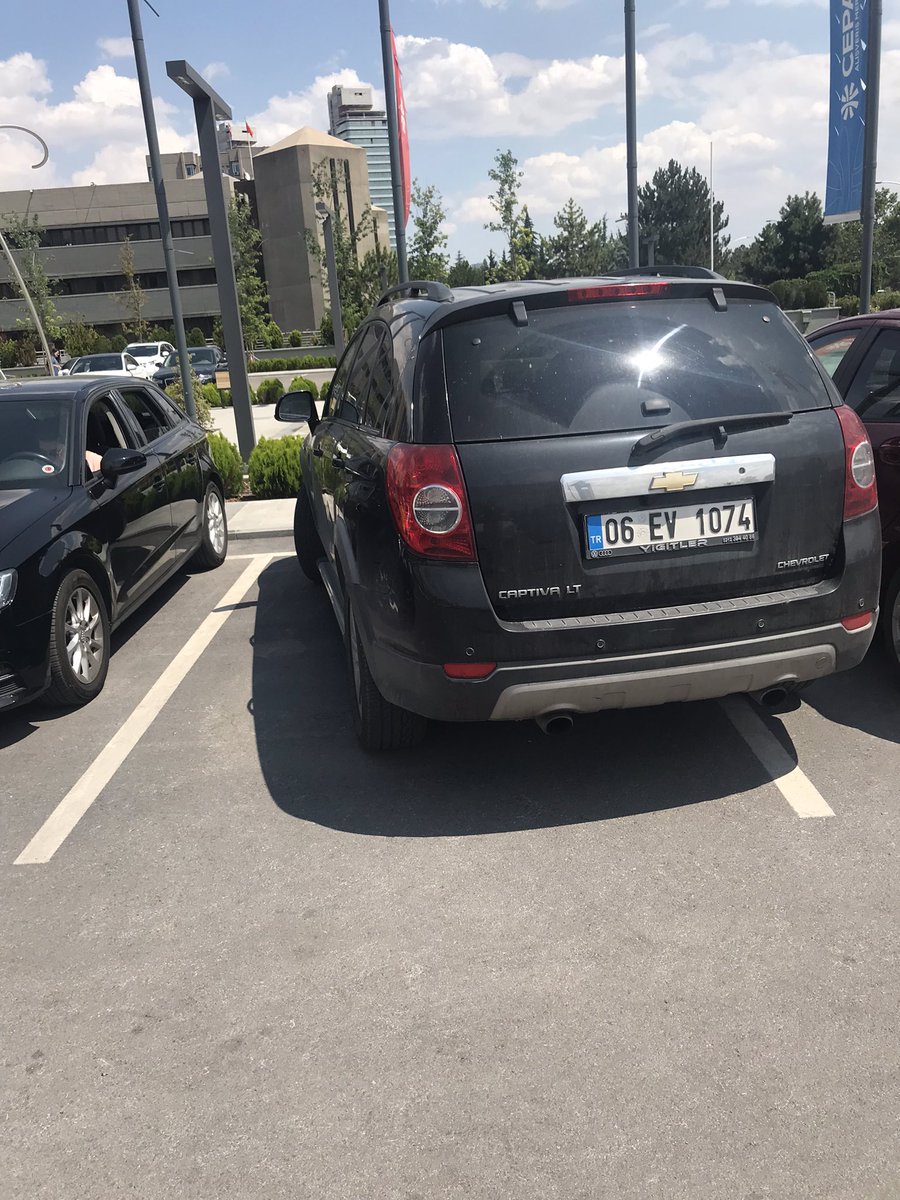 AVM parkinginde bir araç.