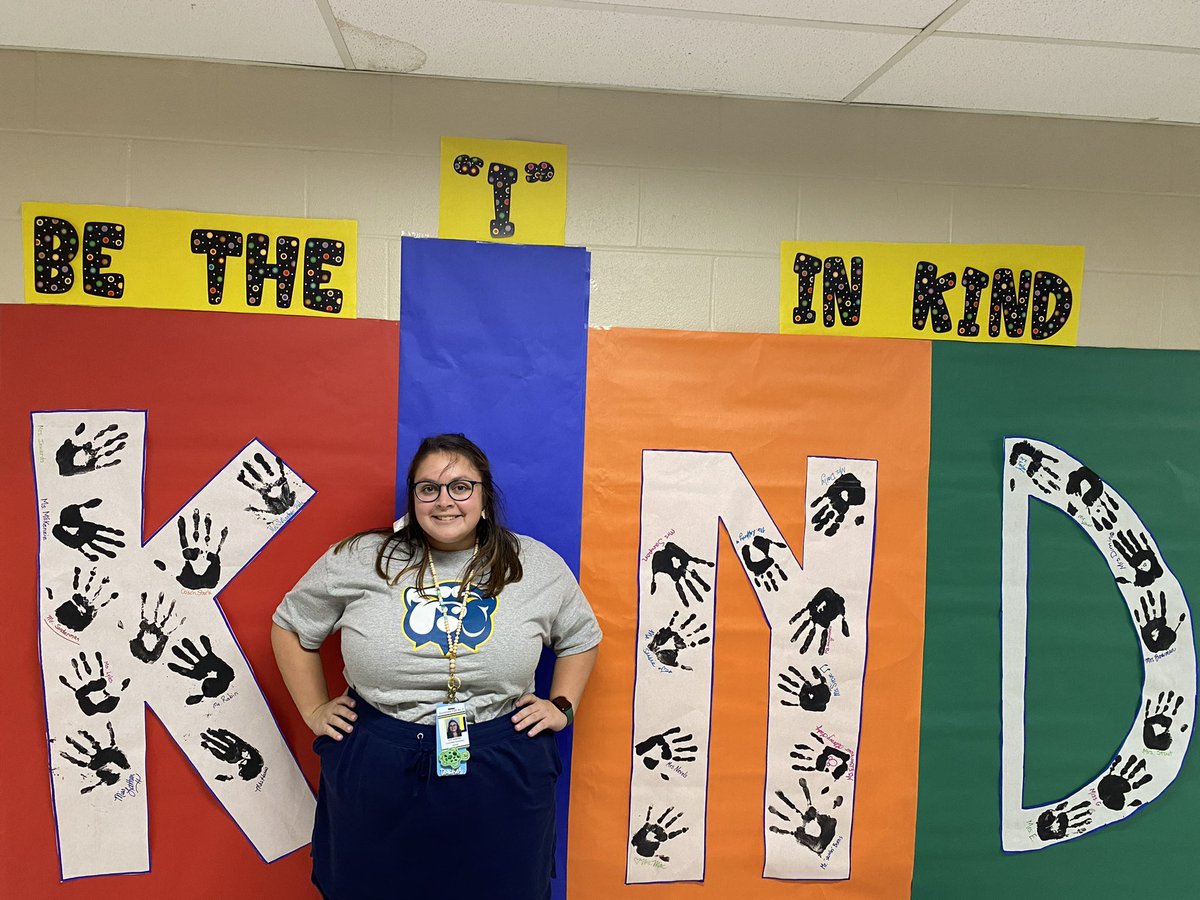 MrsTThomas20's tweet photo. Conn West teachers put the “I” in Kind at Sneak a Peek Night! @GrandviewCSD4 @sittingd1 #wearegrandview  #welcomebackbulldogs https://t.co/EKnoIEg9bC