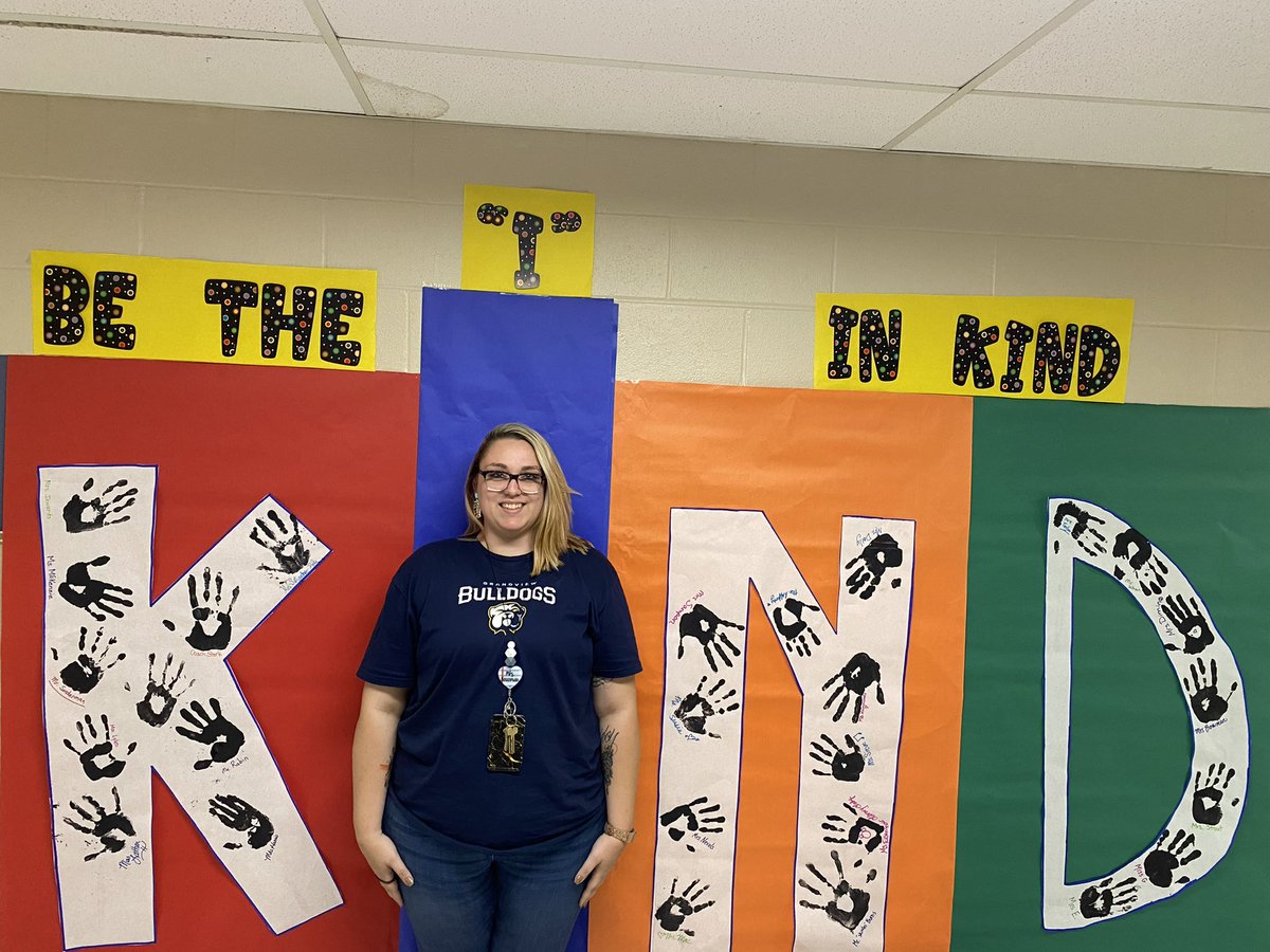 MrsTThomas20's tweet photo. Conn West teachers put the “I” in Kind at Sneak a Peek Night! @GrandviewCSD4 @sittingd1 #wearegrandview  #welcomebackbulldogs https://t.co/EKnoIEg9bC