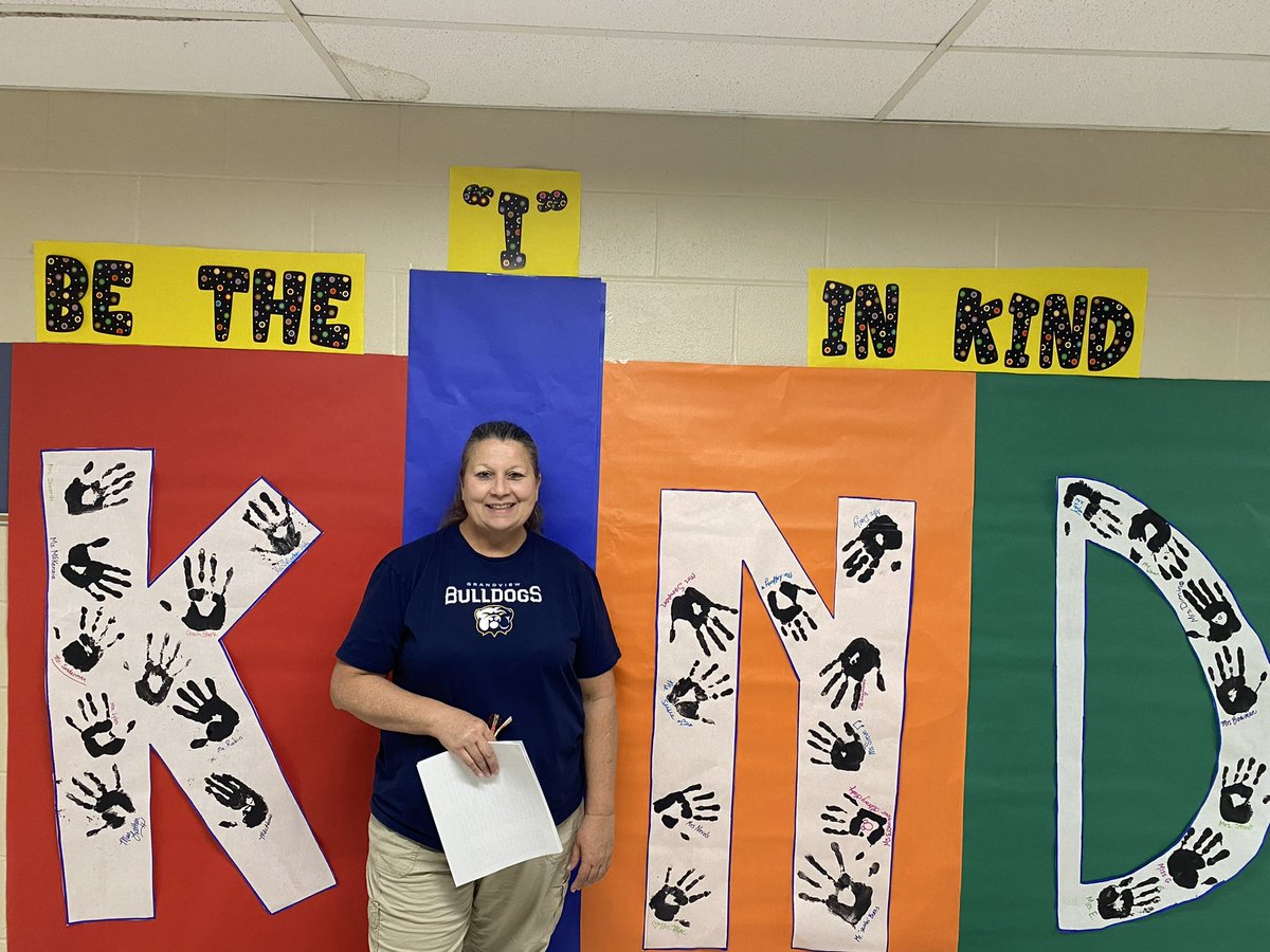 MrsTThomas20's tweet photo. Conn West teachers put the “I” in Kind at Sneak a Peek Night! @GrandviewCSD4 @sittingd1 #wearegrandview  #welcomebackbulldogs https://t.co/EKnoIEg9bC