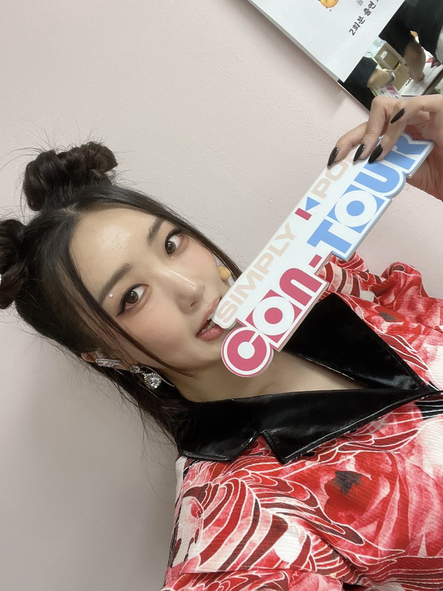 _Simplykpop's tweet photo. They say to fight fire with fire, and so, for this extremely hot summer, we choose watch #DALsooobin perform #HOOKAH on #SimplyCONTOUR because her performance is 🔥🔥🔥 https://t.co/WoUOgh59ka