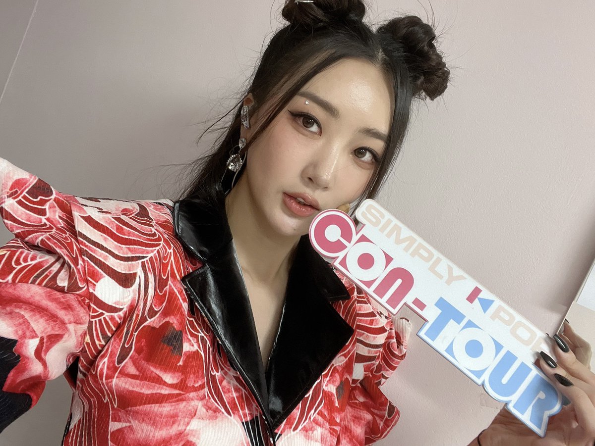 _Simplykpop's tweet photo. They say to fight fire with fire, and so, for this extremely hot summer, we choose watch #DALsooobin perform #HOOKAH on #SimplyCONTOUR because her performance is 🔥🔥🔥 https://t.co/WoUOgh59ka
