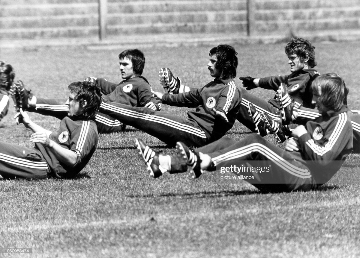 CopaLendas's tweet photo. Wolfgang Kleff, Alemanha Ocidental 🇩🇪.
Copa do Mundo de 1974, Alemanha Ocidental.
Campeão Mundial.
0 gol sofrido, 0 jogo.
#kleff #DeutschlandBRD #worldcup1974 #copa1974 #fifa #legende #otto #nationalelf #diemannschaft #dieadler #dfb #olympiastadion #frg #panini #qatar2022 https://t.co/Q5b5tJMEk1