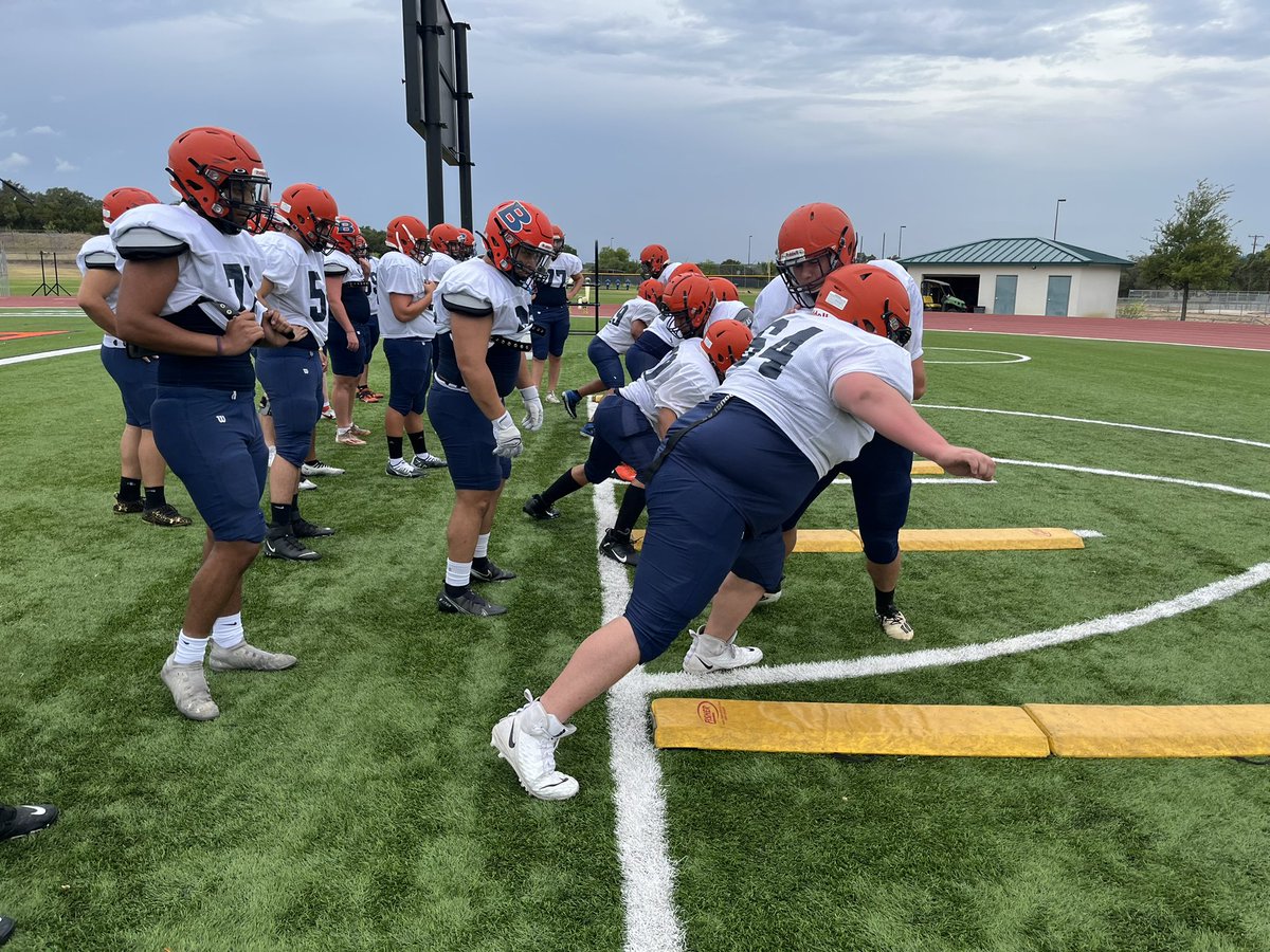 VVinzetta's tweet photo. The competition inside @NISD_Athletics is gonna be crazy good this year! @SaBrandeis is gonna be in the mix! More at 10pm with @nateryansports @NISDBrandeis #PrepPreview https://t.co/q6uH6yLNL9