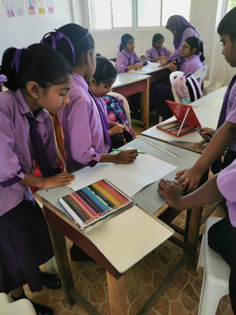 SchoolHithadhoo's tweet photo. Lovely to see so much interactions in the class after very stressful time due to Covid-19. #maskfree #interaction @MoEdumv @DrAsiyaDidi https://t.co/88OL2nWnvM