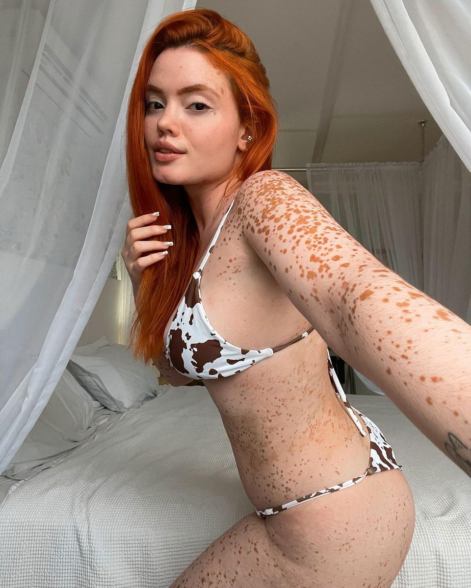 paidocirilo's tweet photo. esta é Barbarhat Sueyassu, uma influencer brasileira que possui a mesma doença que fez Michael Jackson  ''mudar de cor'', o vitiligo universal. 
Barbahat sempre deixou claro o quanto Michael foi importante para a sua aceitação, e o vê como um grande exemplo! https://t.co/1cH75DPSwH
