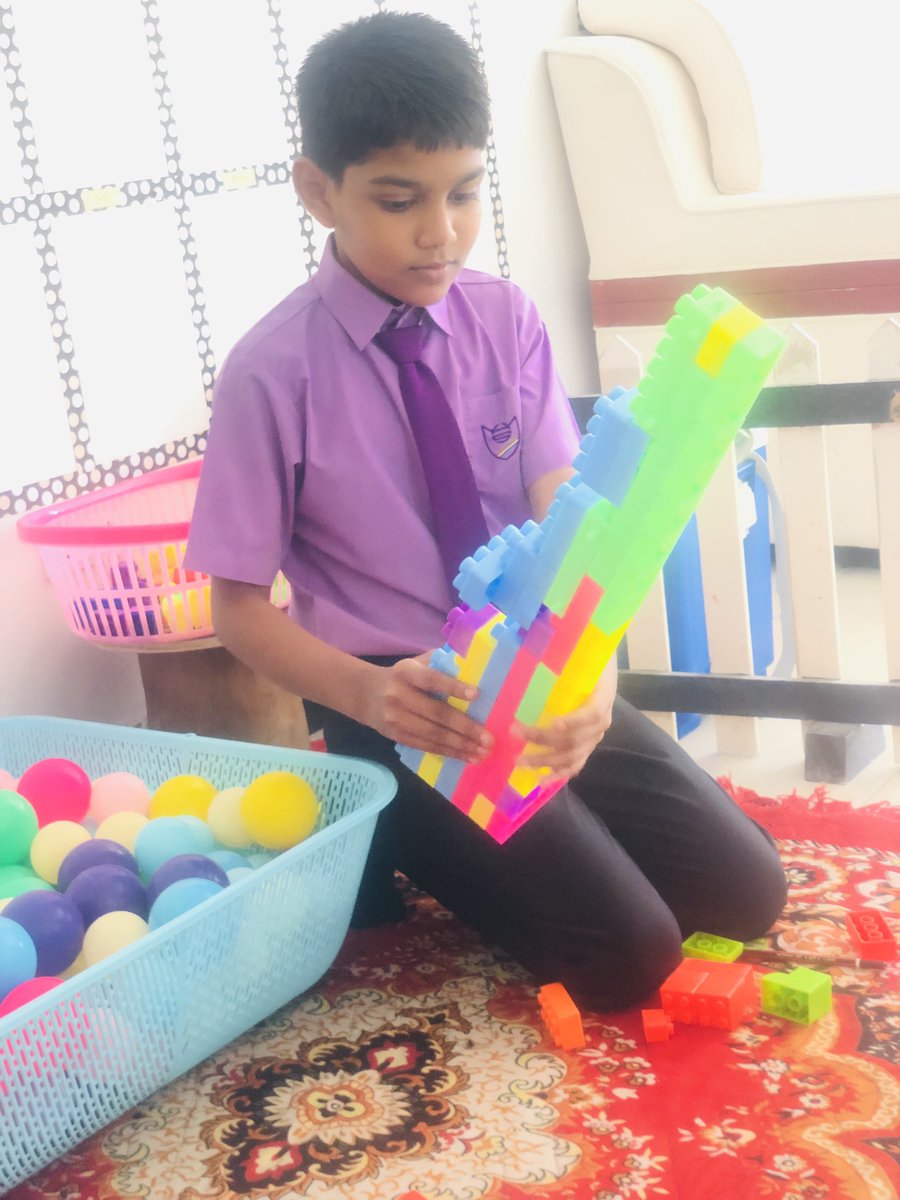 SchoolHithadhoo's tweet photo. Learning shall be done the way students love. It can be just alone doing it calm without any interactions or it can be done while enjoying with friends and through lots of discussions. Whichever way student chose at a given time it should be their choice. @MoEdumv @DrAsiyaDidi https://t.co/zMy8LIK3CL