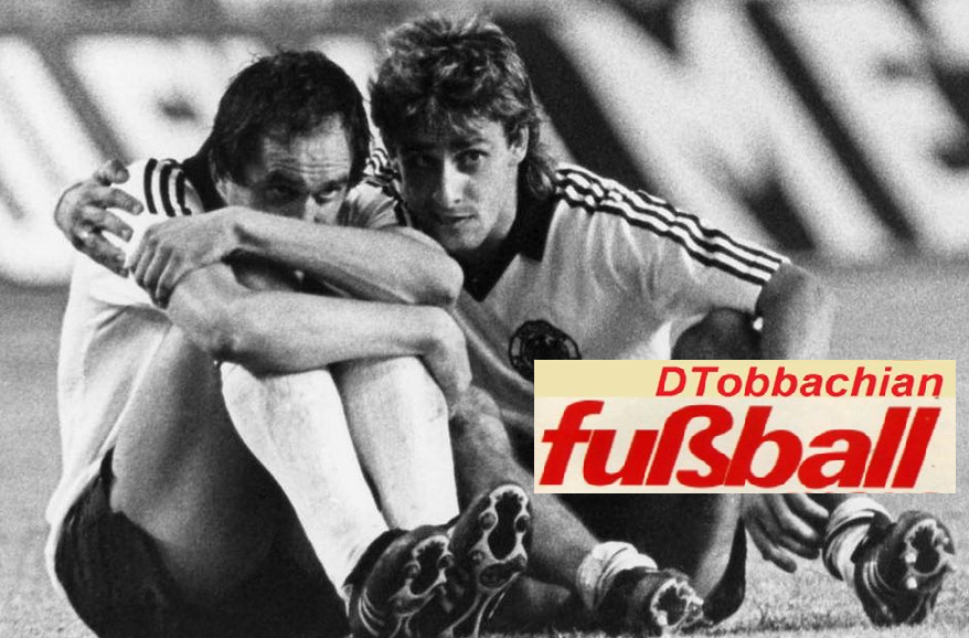 DTenGenteSexy's tweet photo. #Qatar2022 (95 dias) 🗓️
Imágen posterior al momento que #Stielike falla el penal en la serie ante Francia en la semifinal de España 1982. #Littbarski lo consuela a la espera de una actuación memorable de Harald #Schumacher que le detendria los penales a #Six y #Bossis ⚽️ https://t.co/pLFsTMyoxk