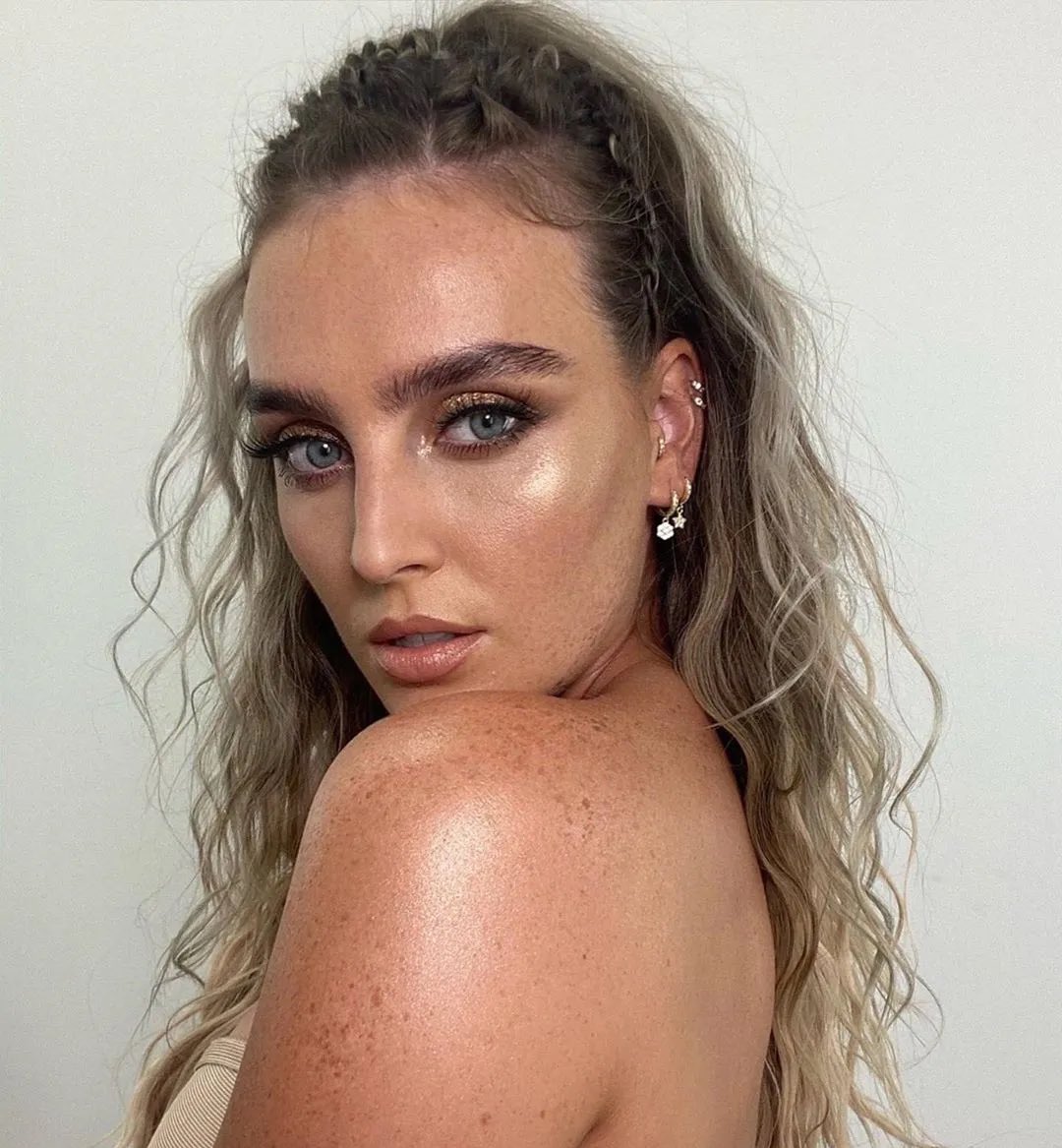 PurpleMixPrint's tweet photo. #PerrieDay one of the best vocalist of our generation along side her members, happy Petrie day. https://t.co/xsvQuWxLd5
