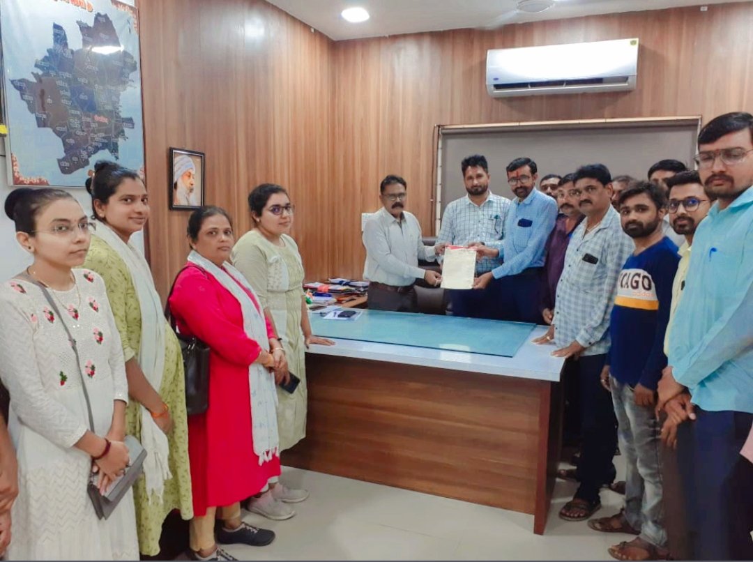 "જો જો મિત્રો મજબૂત તબક્કો આવી ગયો છે,  તો હિંમત રાખજો તે તમને વધુ મજબૂત બનાવશે."✍✍💪
#सचीवजीहड़तालपेहे 
#सचिवजीहड़तालपेहै 
<a href="/GRTMM1/">ગુજરાત રાજ્ય તલાટી મંત્રી મહામંડળ (OFFICIAL)</a>