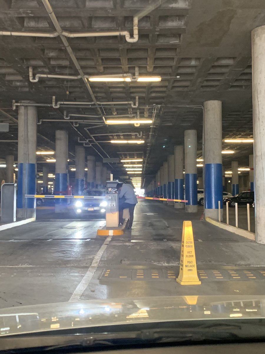 mchmoon's tweet photo. @senoradecumbres @Mty_Leones @PlazaCumbres @ReporteCumbres @LuisMar58561028 Y sigue la historia…ahora me topé con esto, cada que voy algo no funciona 🙄😡 #plazaCumbres #monterrey #isisa #estacionamientofatal #plazaendecadencia https://t.co/w35pQimINh