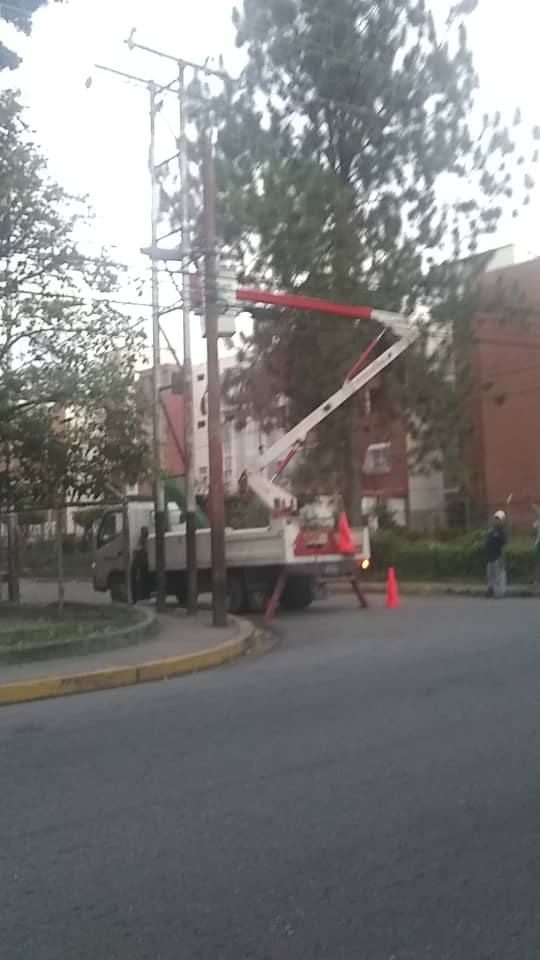 IralyguerreroC's tweet photo. #Plata2 una vez más se ven conquistados los trámites realizados por #LaComunidadOrganizada junto al vecino Jesús Albarrán el popular(Fossi)lograron restituir el Alumbrado de la Avda Principal de La Urb Francisco de Miranda,seguimos trabajando en  beneficio de La comunidad, https://t.co/KEBzmTtEhU