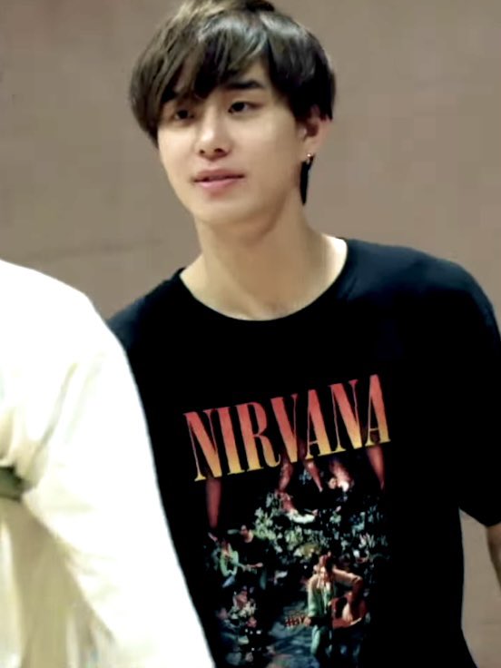 ไม่มูฟออนอะ พี่จองอูหล่อมาก เขินรูปนี้ไปอีกสิบปี