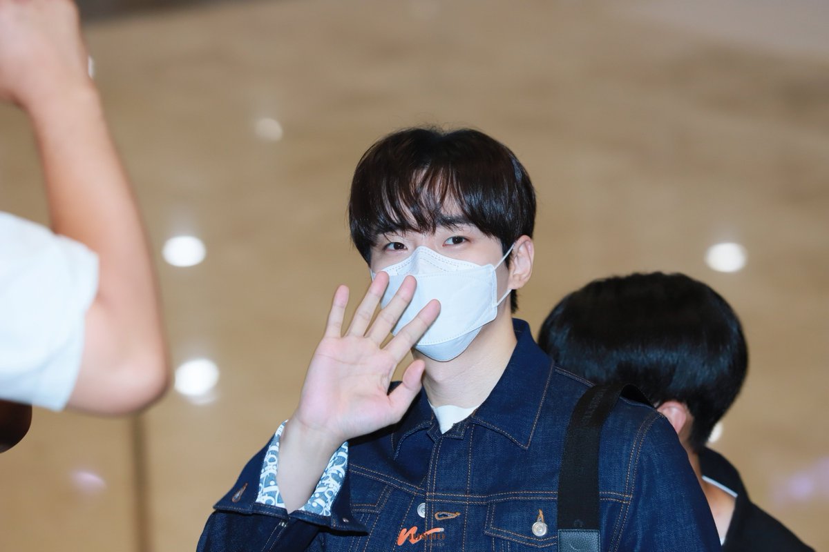 tpffkdi25's tweet photo. 220819 김포 공항 출국 💛

싸랑해 🫰🙋‍♀️
#이준호 #LEEJUNHO #준호 #JUNHO
[没想法和没烦恼] https://t.co/6v1fyXWg50