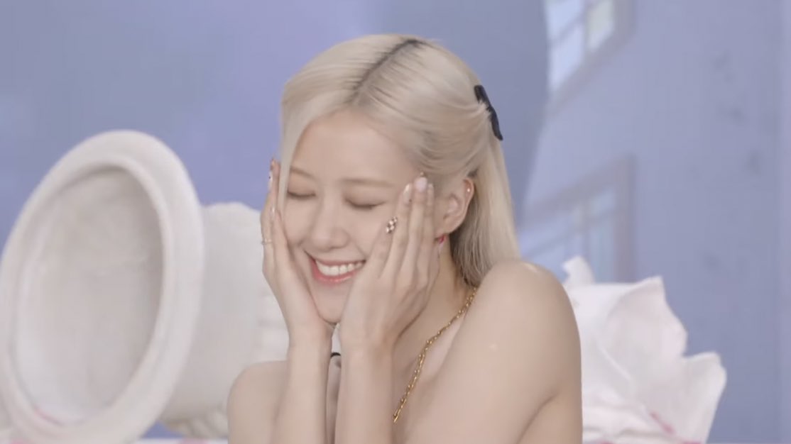 rosespics's tweet photo. ROSÉ IS SO PRETTY https://t.co/hNGAlQJNHn