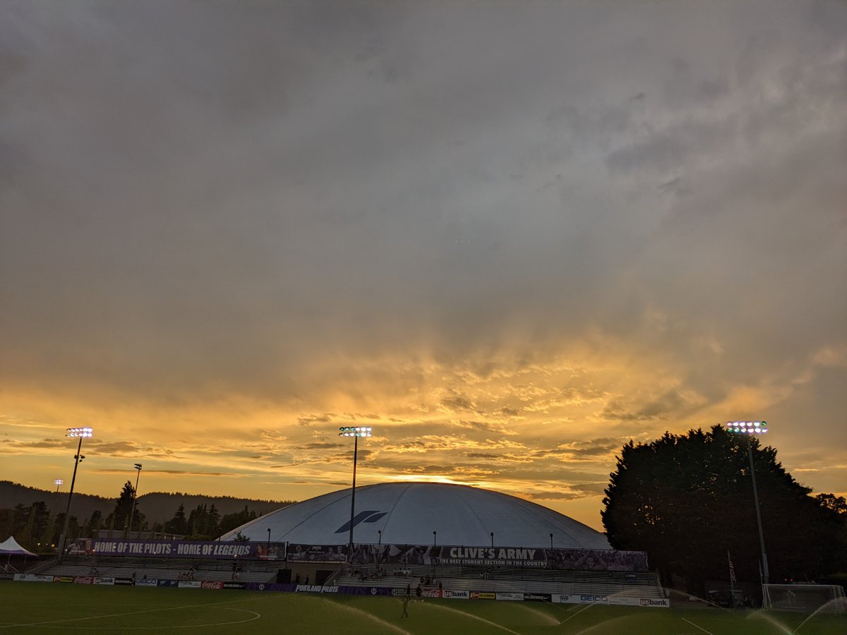 steeple3k's tweet photo. Beautiful sunset at #MerloField for the @PortlandWSOC match. https://t.co/FtfrEeWINB
