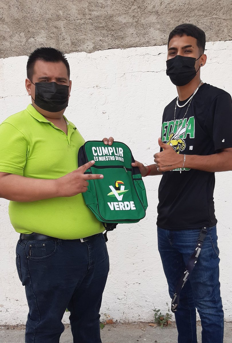 Rulo_Estrada17's tweet photo. Por motivo del regreso a clases un servidor en mi calidad de secretario de Juventud Verde Piedras Negras llevó a cabo la entrega de útiles escolares para apoyar en este regreso a clases✏🖍.
Por parte del #ComiteMunicipal del #PartidoVERDE en #PiedrasNegras 🟢.
#ActitudVERDE https://t.co/HbCfsq3lAZ