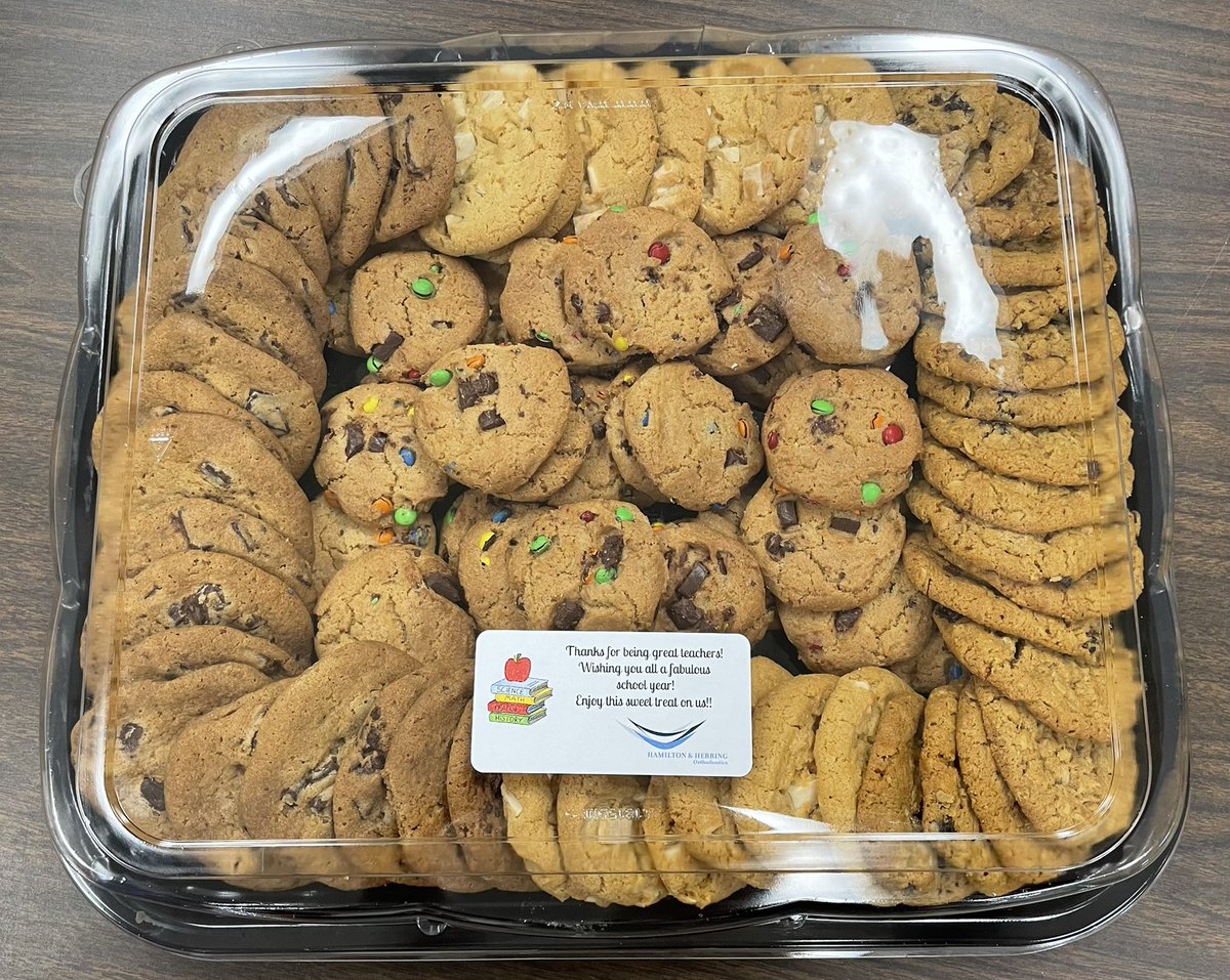 jenkinsbobcats1's tweet photo. Thank you to @HickorySmile for the tasty cookies to start the year! #teacherlove #communitiesthatcare #828isgreat @hickoryschools https://t.co/rIVqXn5GF5