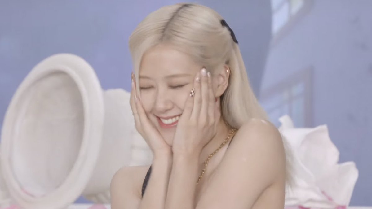 roseannepics's tweet photo. the prettiest rosé https://t.co/dRf1spHl7W