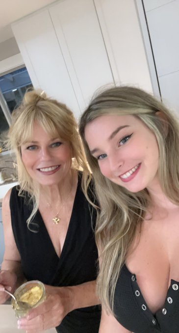 Streaming with my mom!! https://t.co/SYTPFqR5v5 https://t.co/dG2j2NH4X1