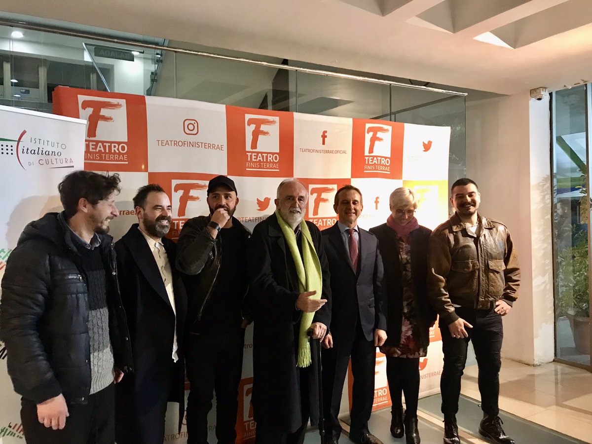 <a href="/TeatFinisTerrae/">Teatro Finis Terrae</a> <a href="/marcodelaparra/">marcodelaparra</a> <a href="/DanMaraboli/">Daniel Marabolí</a> <a href="/IICSantiagoCl/">IIC Santiago</a> <a href="/RedSalasTeatro/">Red Salas de Teatro</a> <a href="/nicopavezactor/">Nicolás Pavez</a> <a href="/JpPeragallo/">Juan Peragallo</a> <a href="/gilabert_sergio/">Sergio Gilabert</a> <a href="/todalaculturacl/">Toda la Cultura CL</a> <a href="/_CulturizArte_/">Culturizarte</a> 👏🏼saliendo del estreno, una propuesta intensa que da “bofetadas” de actitudes cotidianas deshonestas/monstruosas, con actores en contrastantes mamelucos floreados 🌸🌺🌸 y lo mejor fue encontrarme con <a href="/AdrianaValdes8/">Adriana Valdes</a> 😍<a href="/marcodelaparra/">marcodelaparra</a>