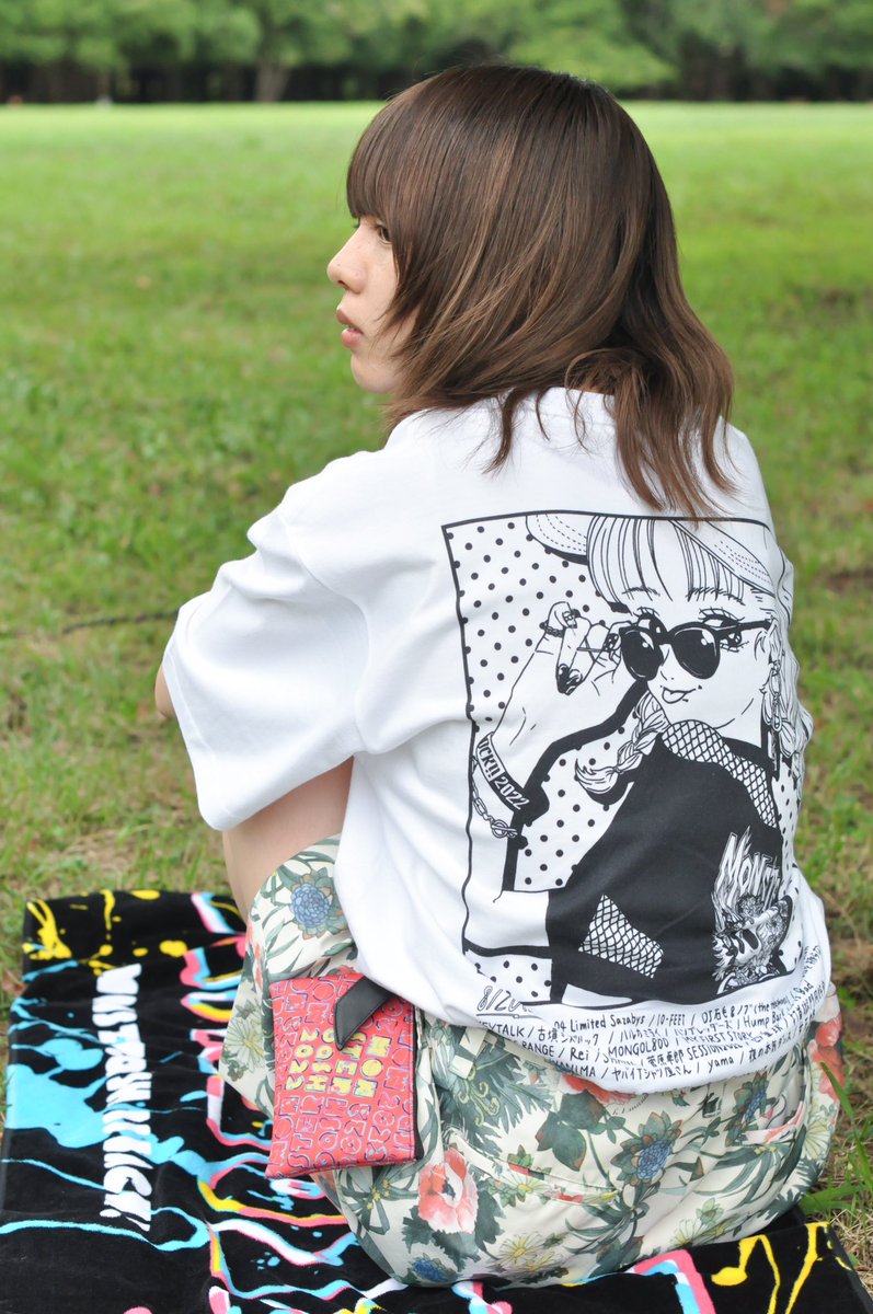 GLAB_design's tweet photo. #モンバス
#モンバス2022 

▽着用オフィシャルグッズ
モンバスイズバックTee(ホワイト)
彼女のTee (ホワイト)／ カラビナ付きポーチ

model @17_pear https://t.co/4zPsAXmYGM