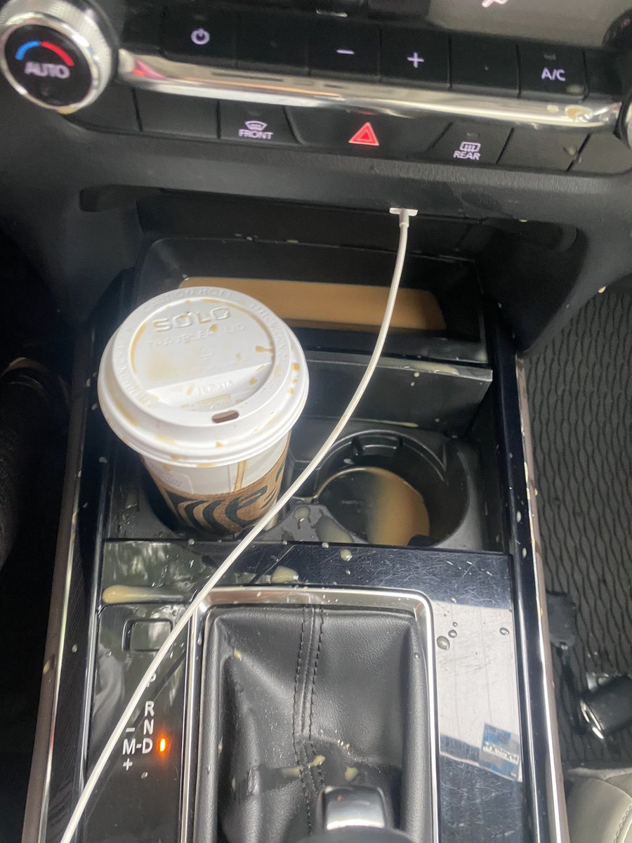 anaboca's tweet photo. Así empezó mi día hoy 🤭@StarbucksMex cuidado con la calidad del proveedor de sus vasos! #starbucks #problemasmillenials #estamosvivos https://t.co/OQOU5oTuXp