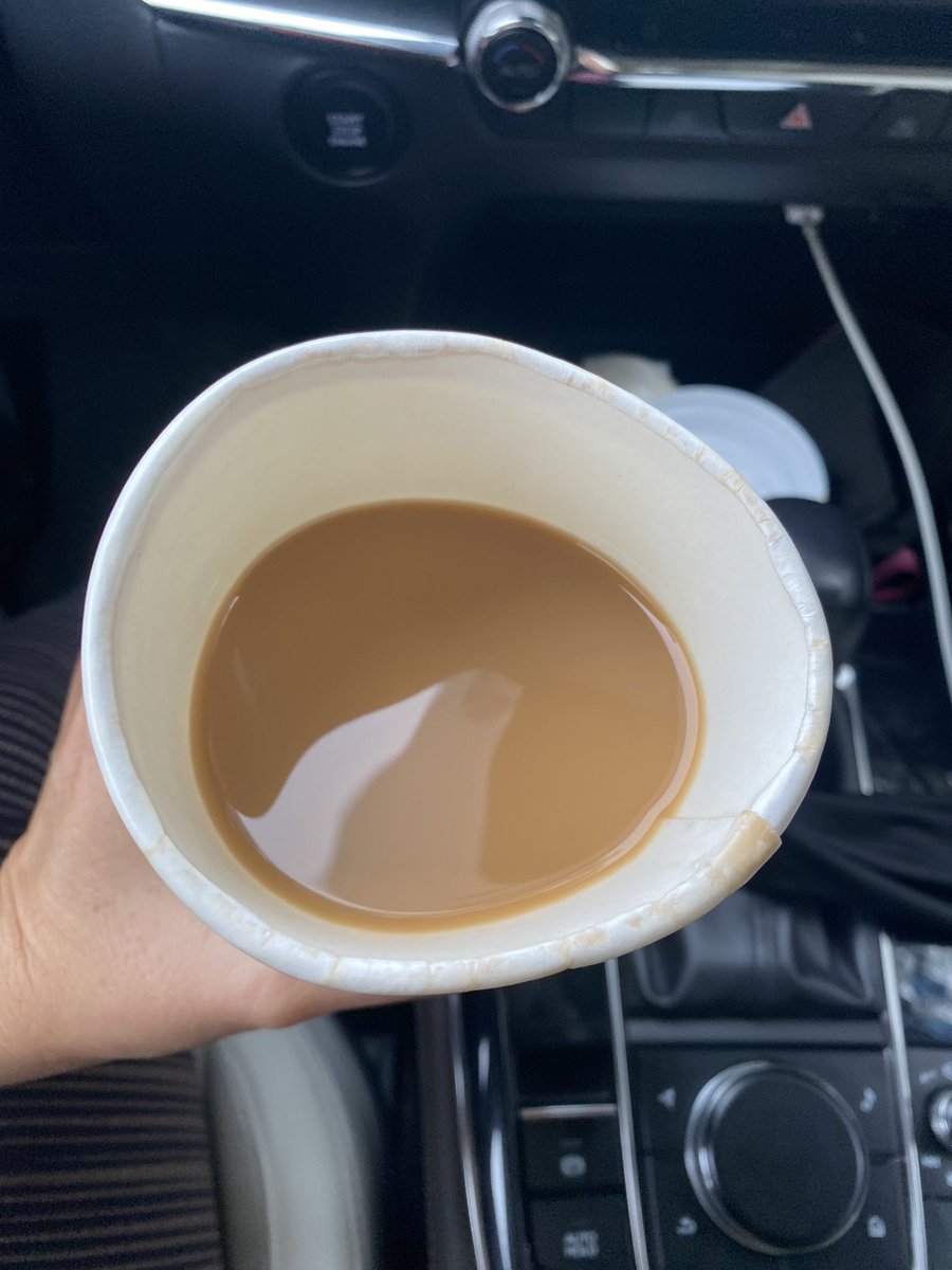 anaboca's tweet photo. Así empezó mi día hoy 🤭@StarbucksMex cuidado con la calidad del proveedor de sus vasos! #starbucks #problemasmillenials #estamosvivos https://t.co/OQOU5oTuXp