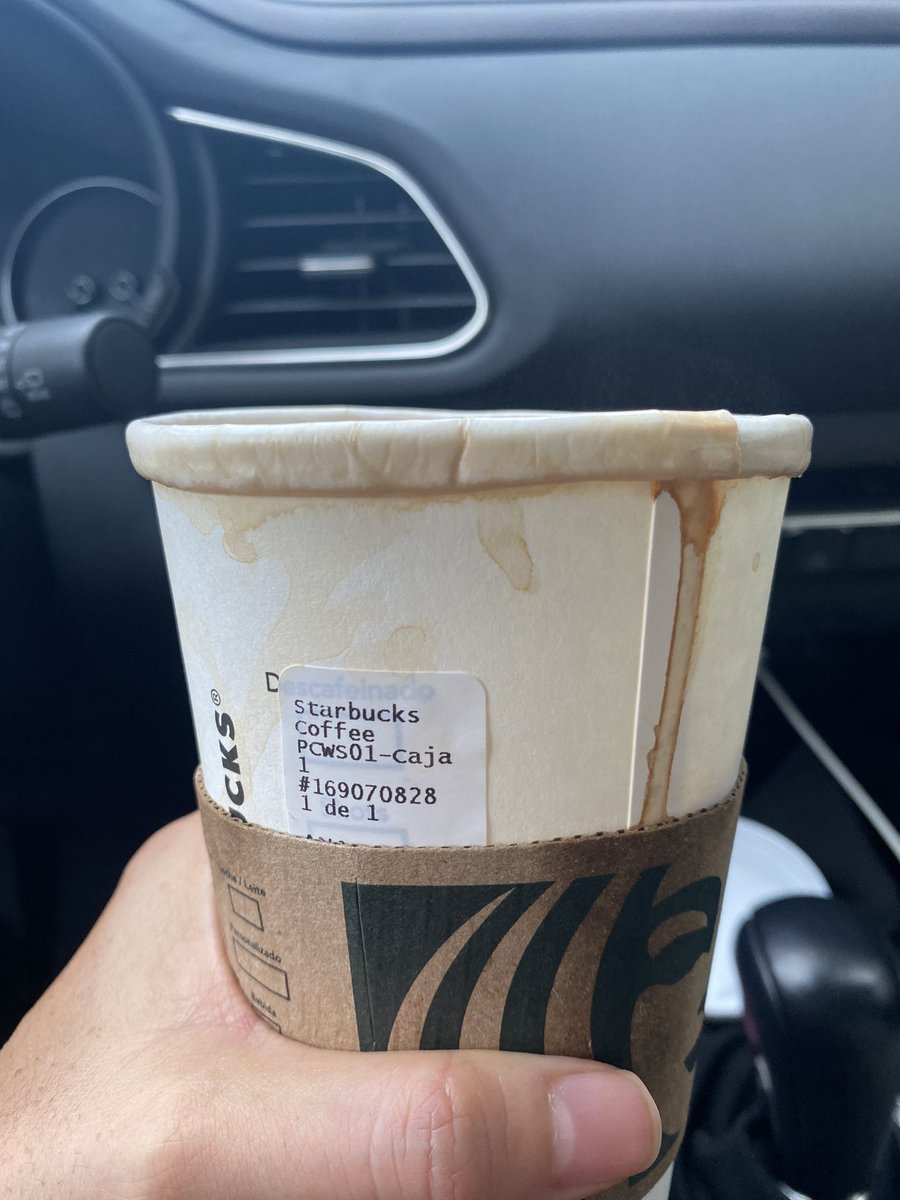 anaboca's tweet photo. Así empezó mi día hoy 🤭@StarbucksMex cuidado con la calidad del proveedor de sus vasos! #starbucks #problemasmillenials #estamosvivos https://t.co/OQOU5oTuXp