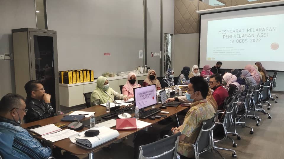 bppacpab's tweet photo. Mesyuarat Pelarasan dan Pengkelasan Aset yang dipengerusikan oleh KU UPPAK dan yang dihadiri oleh seksyen pendaftaran ,wakil MOF Bahagian  Pengurusan Aset Awam dan JANM  BPOPA (operasi perakaunan aset) dan PPPA (polisi perakaunan aset)  yang diadakan di Blok G  , JKR pada 18/8/22 https://t.co/bDf06hrJhZ