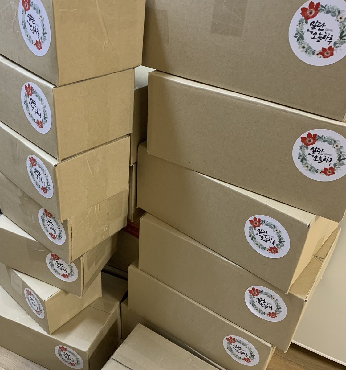 eunhaeonly718's tweet photo. 📦

합배송 택배 오늘 발송했습니다! 받으시면 특전 포함 회지,굿즈가 맞게 왔는지 꼭 확인 부탁드립니다. 오랜 시간 기다려 주셔서 감사합니다 ❤️

‼️칼로 절대 개봉 금지 (에어블록 사용, 딱 맞게 포장해서 특전 및 회지가 잘릴 수 있음)
‼️칼에 의해 훼손된 물품은 재배송불가 https://t.co/BULuzWR535