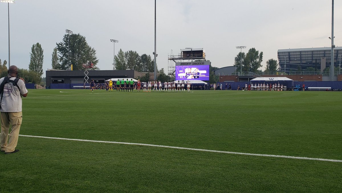 MaxChan34's tweet photo. Finally here! First Gameday on Montlake and our Dawgs are kicking it! #GoHuskies https://t.co/L5OMdonbEa