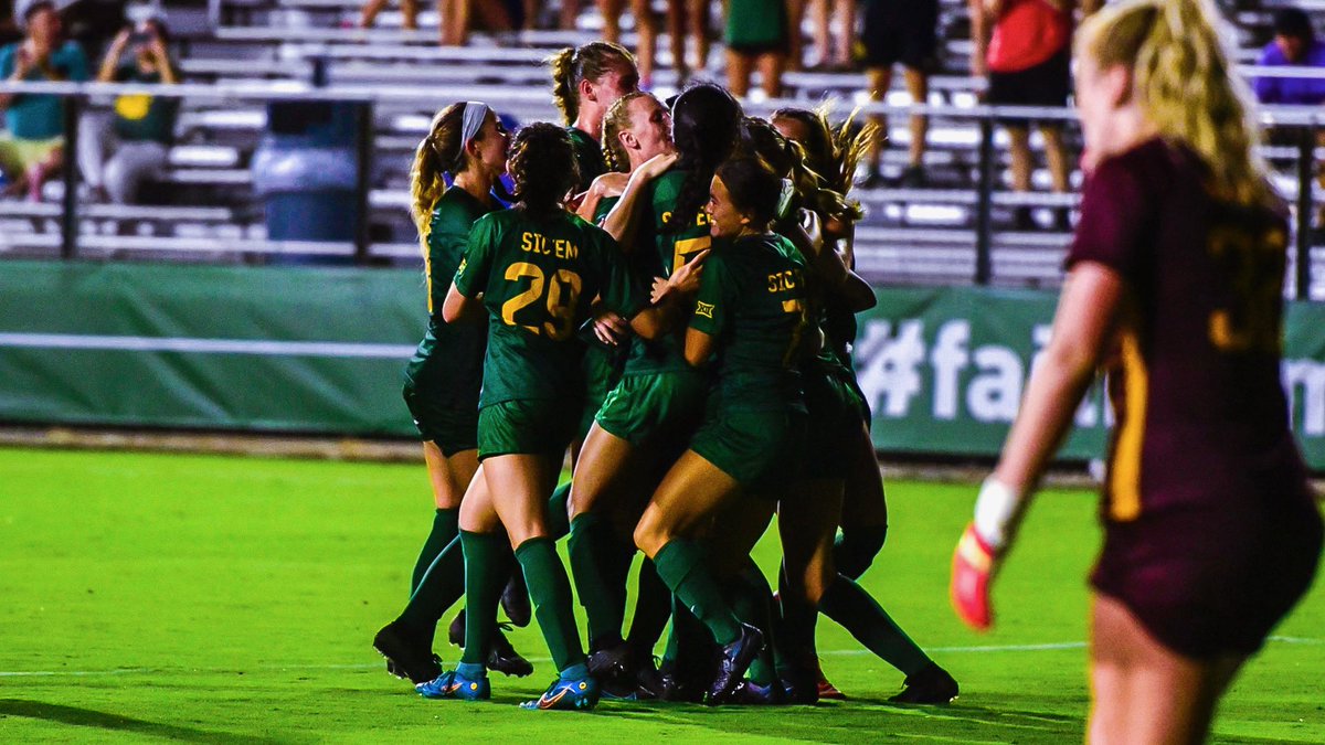 BaylorFutbol's tweet photo. Teamwork!

@haventerry_ 🤝 @_skyeleach 

#SicEm 🐻 | #FaithFamilyFutbol ⚽️ https://t.co/K086nBYr0W