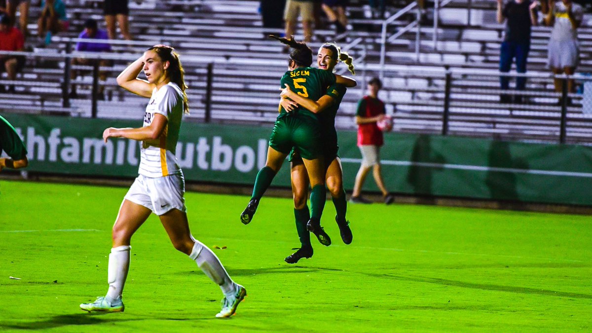 BaylorFutbol's tweet photo. Teamwork!

@haventerry_ 🤝 @_skyeleach 

#SicEm 🐻 | #FaithFamilyFutbol ⚽️ https://t.co/K086nBYr0W