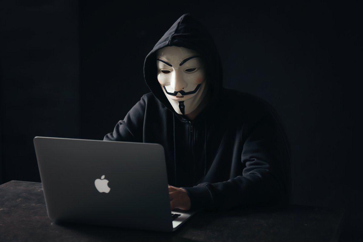 NewsBFM's tweet photo. 1. Apple is urging users to install emergency software updates to fix a flaw that allows hackers to seize control of iPhones, iPads and Mac computers.

Affected models include iPhone 6S, all iPad Pro, iPad Air 2 and later, iPad mini 4 and later, and iPod touch (7th generation). https://t.co/XFeL6n5EdV