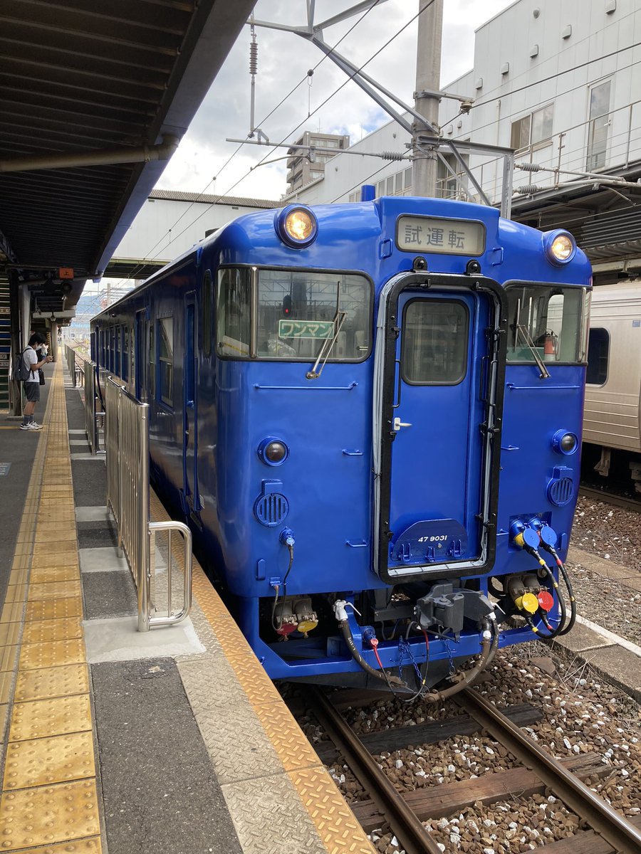 mikurink's tweet photo. キハ47鮮やかブルーに！ https://t.co/AiYh0CzO61