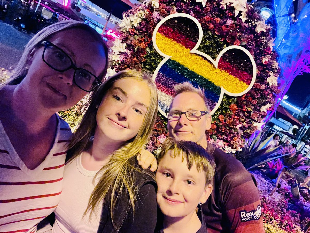 MrsOleary1814's tweet photo. Absolutely magical from start to finish 🇺🇸❤️😁 @Disneyland #SummerHolidayNumberTwo #SummerTime #Summer2022 #FamilyFunInTheSun #California https://t.co/E2OPzTA5YR