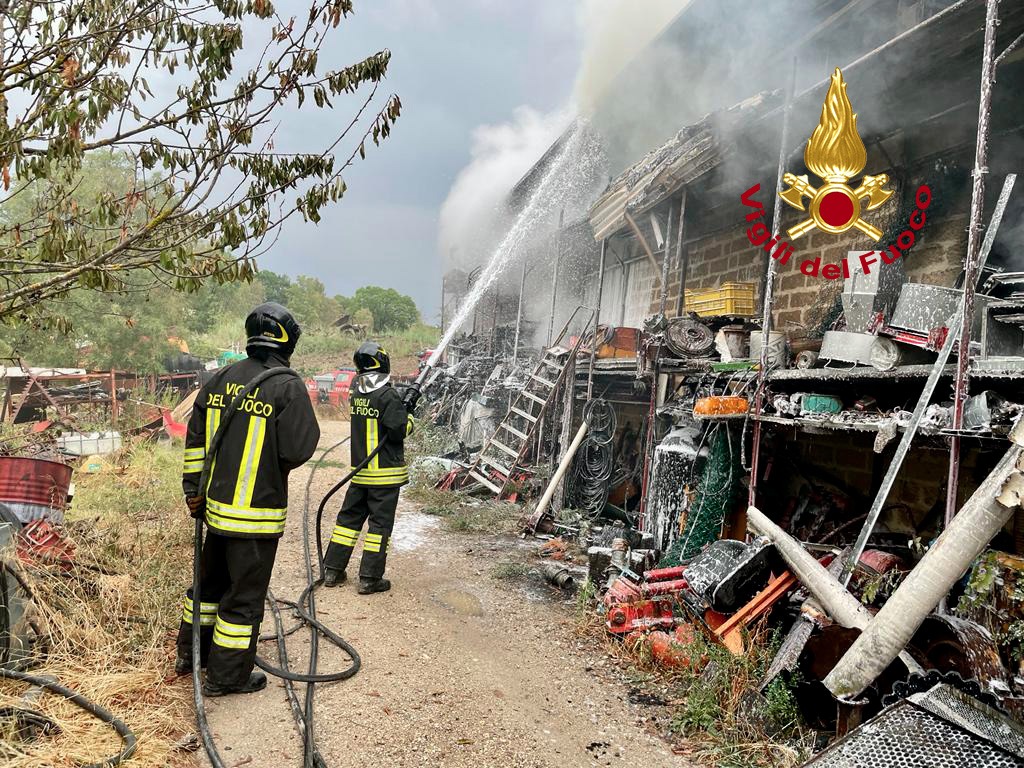Incendio in un capannone a Buonconvento - ilcittadinoonline.it/cronaca/provin…